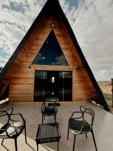 een groep stoelen bovenop een gebouw bij Nosso kadito in Itutinga +35 foto's