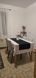 czarno-biały stół i krzesła w pokoju w obiekcie Apartment 2 Feistriz in Rosental 9181 w mieście Feistritz im Rosental +4 zdjęcia