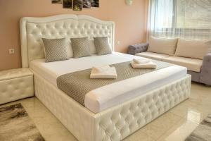 A bed or beds in a room at Парк Апарт-Хотел Виктория 1