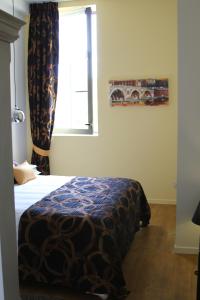 a hotel room with a bed and a window at Villa Toscane 2 in Marciac