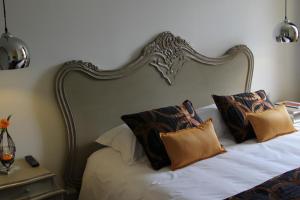 a bed with pillows on it in a bedroom at Villa Toscane 2 in Marciac