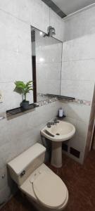 Et badeværelse på La Pascana Cajamarca MiniDepa Jr Ayacucho