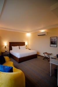una habitación de hotel con una cama y un sofá en Cityscape Rooms & Suites, en Islamabad
