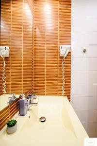 Ένα μπάνιο στο YamaLuxe Luxury Apartments - București +114 φωτογραφίες