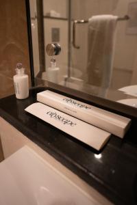 Cuenta con una encimera con 2 toallas y un espejo. en Cityscape Rooms & Suites, en Islamabad