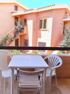 Μπαλκόνι ή βεράντα στο Apartments in Marinella just 300 mt from the beach +13 φωτογραφίες