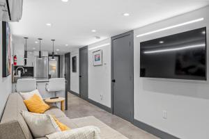 Televiisor ja/või meelelahutuskeskus majutusasutuses luxury 2 bed 2 bath apt with free parking