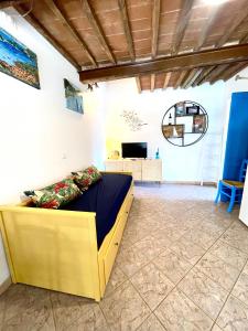 una camera con letto giallo di bilocale in centro a capoliveri a Capoliveri