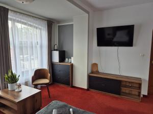 Televízia a/alebo spoločenská miestnosť v ubytovaní Apartamenty Amadeus