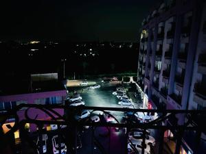 ラーワルピンディーにあるSunset Apartment Bahriaの夜間の港に停泊する船団