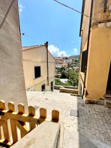 una panca di legno seduta sul lato di un edificio di bilocale in centro a capoliveri a Capoliveri