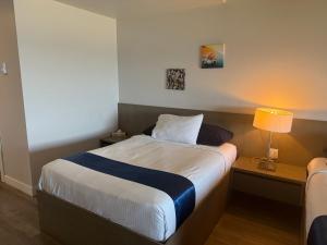 Postel nebo postele na pokoji v ubytování Sand Pebbles Inn