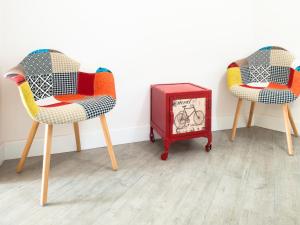 2 sillas y una caja roja en una habitación en Velvet Suite, en Roma
