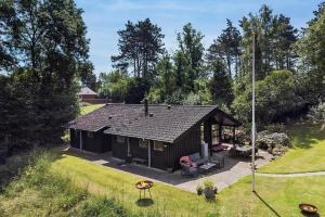 a small house in a field with a garden at 3077-Stege-Bundgarnet-137-B in Stege