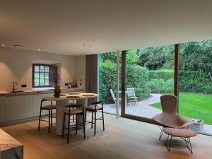 a kitchen and living room with a table and chairs at Relax Select in Munte +20 photos