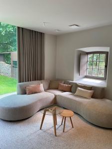 a living room with a couch and a table at Relax Select in Munte