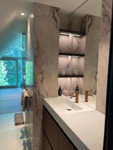 a bathroom with a sink and a large mirror at Relax Select in Munte