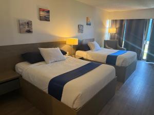 Postel nebo postele na pokoji v ubytování Sand Pebbles Inn