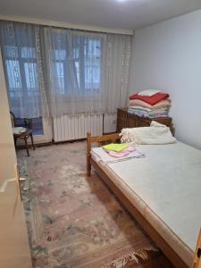 サラエボにあるStan Ajnaの窓のある部屋にベッドがある部屋