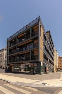 un edificio de oficinas con ventanas de cristal en una calle en Water Lily, en Aveiro