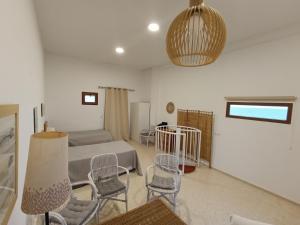 ポルト・サプラヤにあるValenciaBeachHomeのベッドルーム1室(ベッド1台、椅子付)