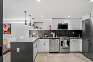 Köök või kööginurk majutusasutuses luxury 2 bed 2 bath apt with free parking +9 fotot