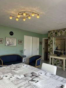 a dining room with a large table with chairs at Maison de vacances moderne et pratique : WiFi, clim, parking et cour privée in Canet-en-Roussillon