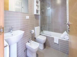 Kúpeľňa v ubytovaní Apartamentos Turísticos Playa de Osmo + 37 fotografií