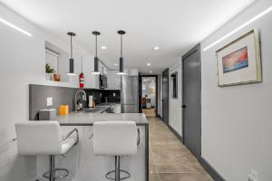 Köök või kööginurk majutusasutuses luxury 2 bed 2 bath apt with free parking