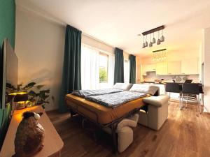 Un dormitorio con una cama y una sala de estar. en Lakeside Lugano, en Lugano