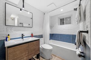 Vannituba majutusasutuses luxury 2 bed 2 bath apt with free parking