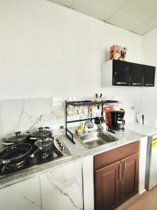 Una cocina o cocineta en leisuretravelhome