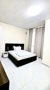 een slaapkamer met een groot bed in een kamer bij Kigali Beauty Homes in Kigali
