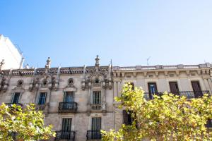 a large building with statues on top of it at Hostal Boutique Khronos in Barcelona