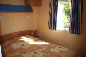 Postel nebo postele na pokoji v ubytování Camping Le Rebau
