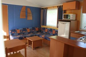 Kuchyň nebo kuchyňský kout v ubytování Camping Le Rebau