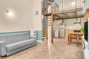 Η κουζίνα ή μικρή κουζίνα στο Loft The Palm - Metro M2, Spazioso & Parcheggio