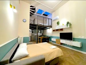 Μια τηλεόραση ή/και κέντρο ψυχαγωγίας στο Loft The Palm - Metro M2, Spazioso & Parcheggio