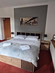 Posteľ alebo postele v izbe v ubytovaní Apartamenty Amadeus