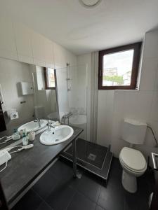 Koupelna v ubytování Siesta Apartments + 9 fotografií