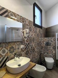 Agriturismo Travaglianti Alloggio Etna في Ragalna: حمام مع حوض ومرحاض