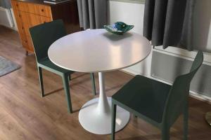 a white table with two chairs and a bowl on top at Studio Anna centre historique Bordeaux St Pierre in Bordeaux +3 photos