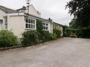 Una casa con una mesa de picnic delante de ella. en Pippins, en Ambleside