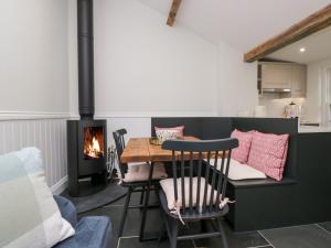 una sala de estar con una mesa y una chimenea en Pippins, en Ambleside