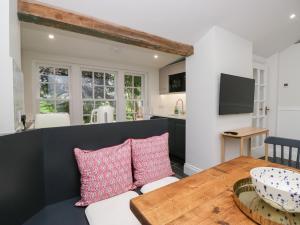 Una cocina y una sala de estar con una mesa de madera. en Pippins, en Ambleside