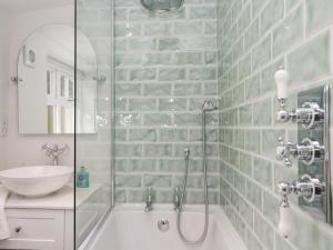 Un baño con ducha, bañera y lavabo. en Pippins, en Ambleside 27 fotos más