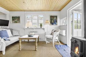 ein Wohnzimmer mit Sofa und Kamin in der Unterkunft 1007 Stege - Ulvshalevej 161 in Stege