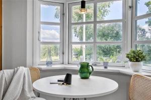 ein Wohnzimmer mit einem Tisch und Fenstern in der Unterkunft 1007 Stege - Ulvshalevej 161 in Stege + 14 Fotos
