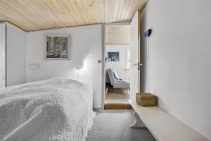ein Schlafzimmer mit einem Bett und einem Stuhl darin in der Unterkunft 1007 Stege - Ulvshalevej 161 in Stege