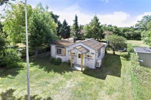 eine Aussicht auf ein weißes Haus im Hof in der Unterkunft 1007 Stege - Ulvshalevej 161 in Stege